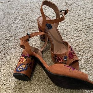 Mari A chunky brown heels